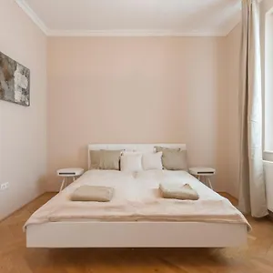 Opera & Basilica 2 Bedrooms With Balcony Appartamento
